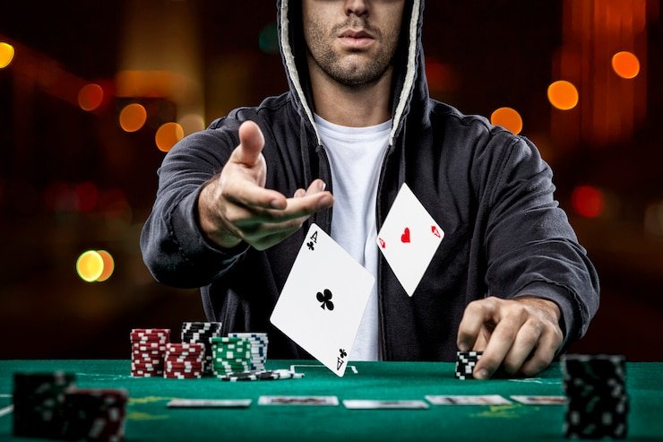 Papan taruhan French Roulette menunjukkan semua zona taruhan Papan tata letak taruhan French Roulette dengan penanda chip